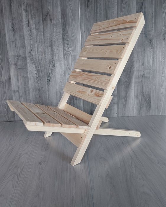 Drewniany leżak ogrodowy