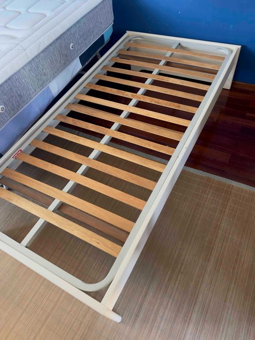 Cama dupla de gaveta em madeira maciça + 2 colchões