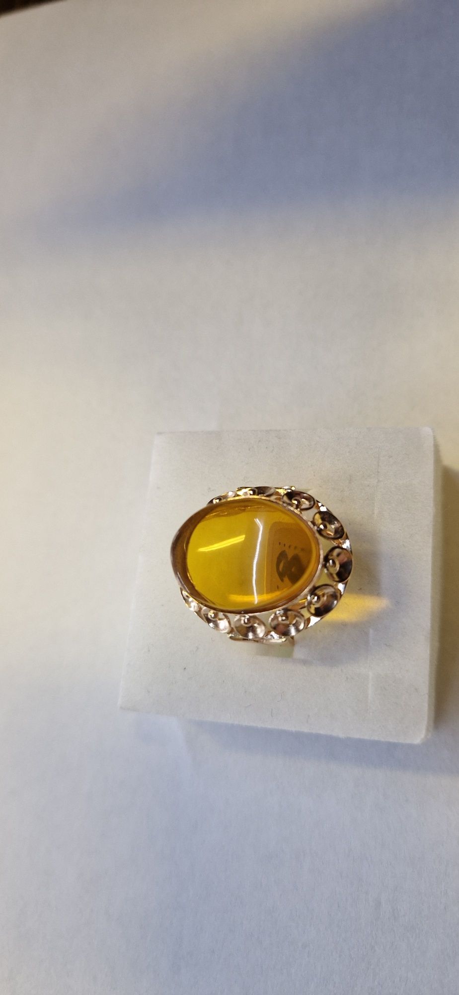 Złoty pierścionek z bursztynem próba 585