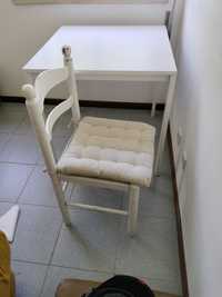 Mesa IKEA com uma cadeira