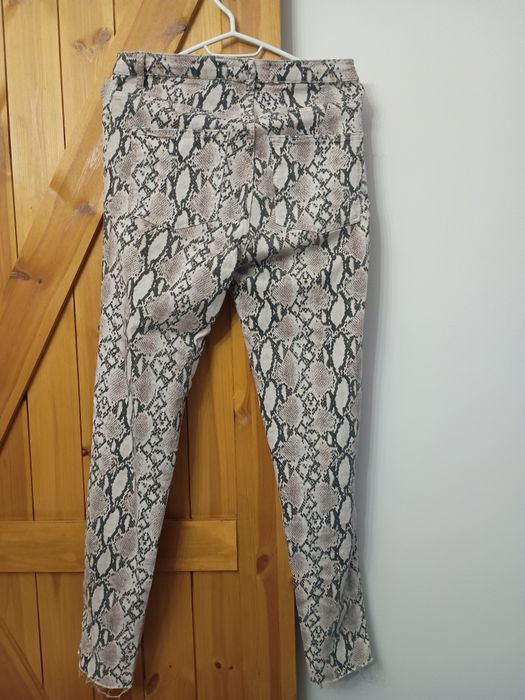 Spodnie ze wzorem skóry węża