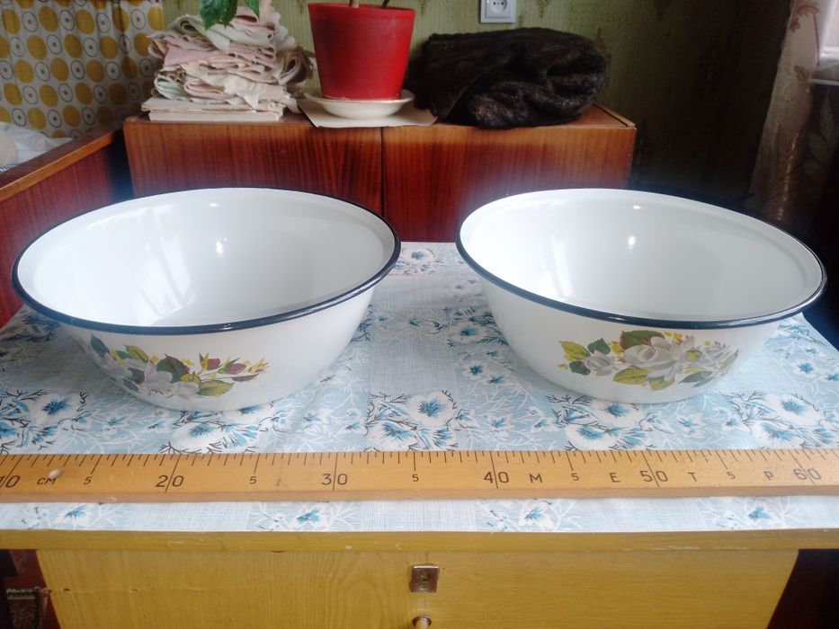 Продається посуд емальований,  каструлі та миски виробництва СРСР.