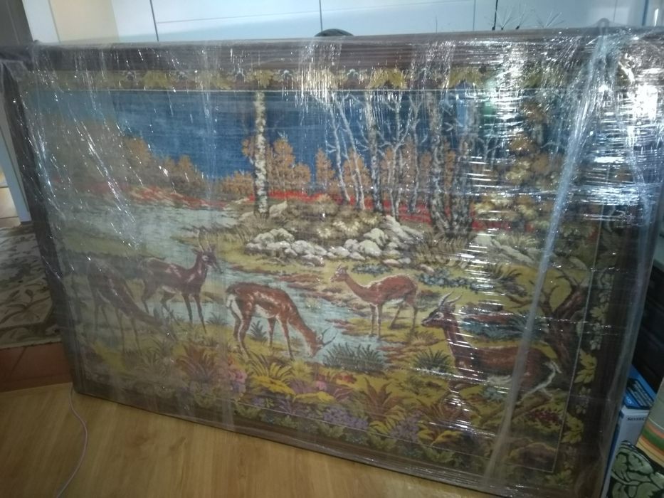 Tapete com moldura em madeira