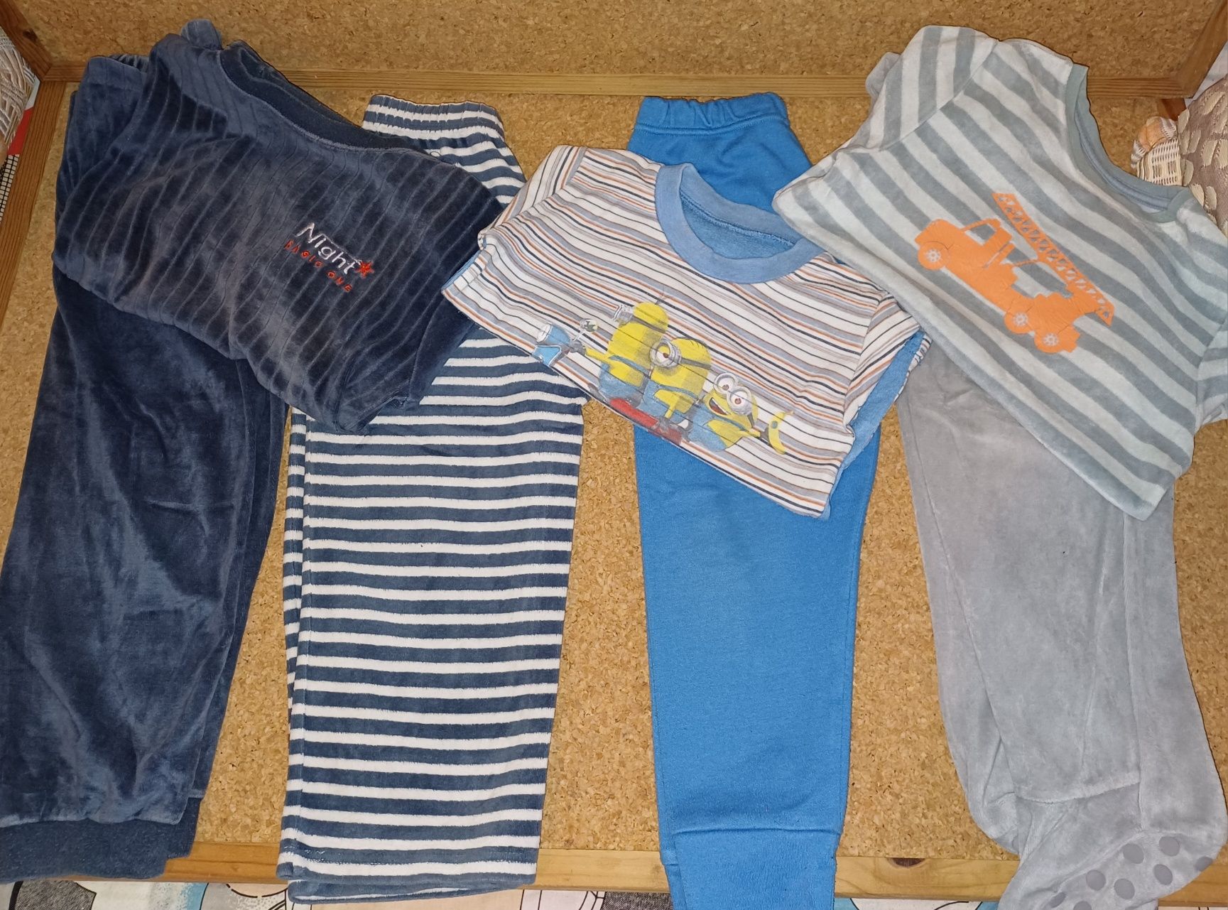 Conjunto de roupas variadas 3/4 anos menino. 30 peças. Bom estado