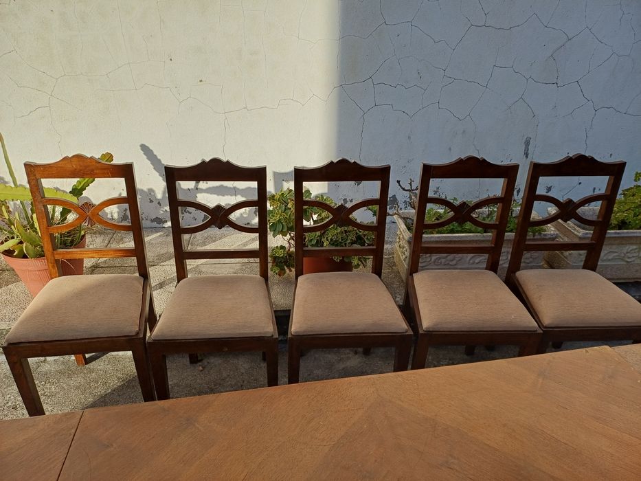 mesa e cadeiras bege