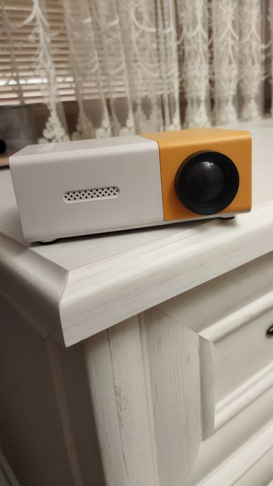 Проектор LED на стіну