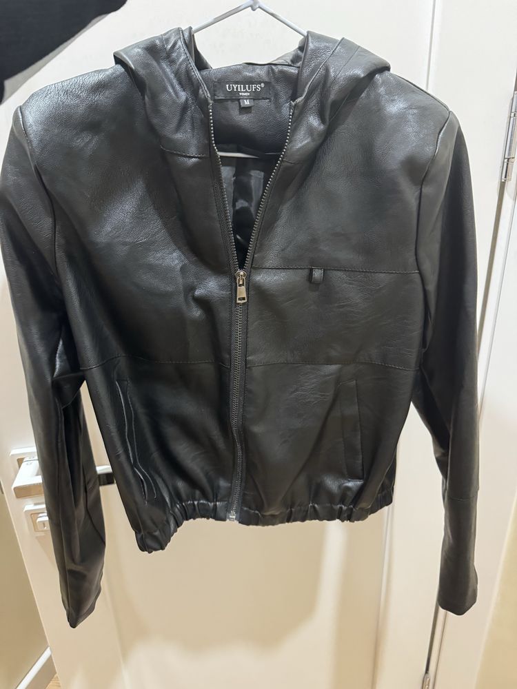 Черная куртка из эко- кожи