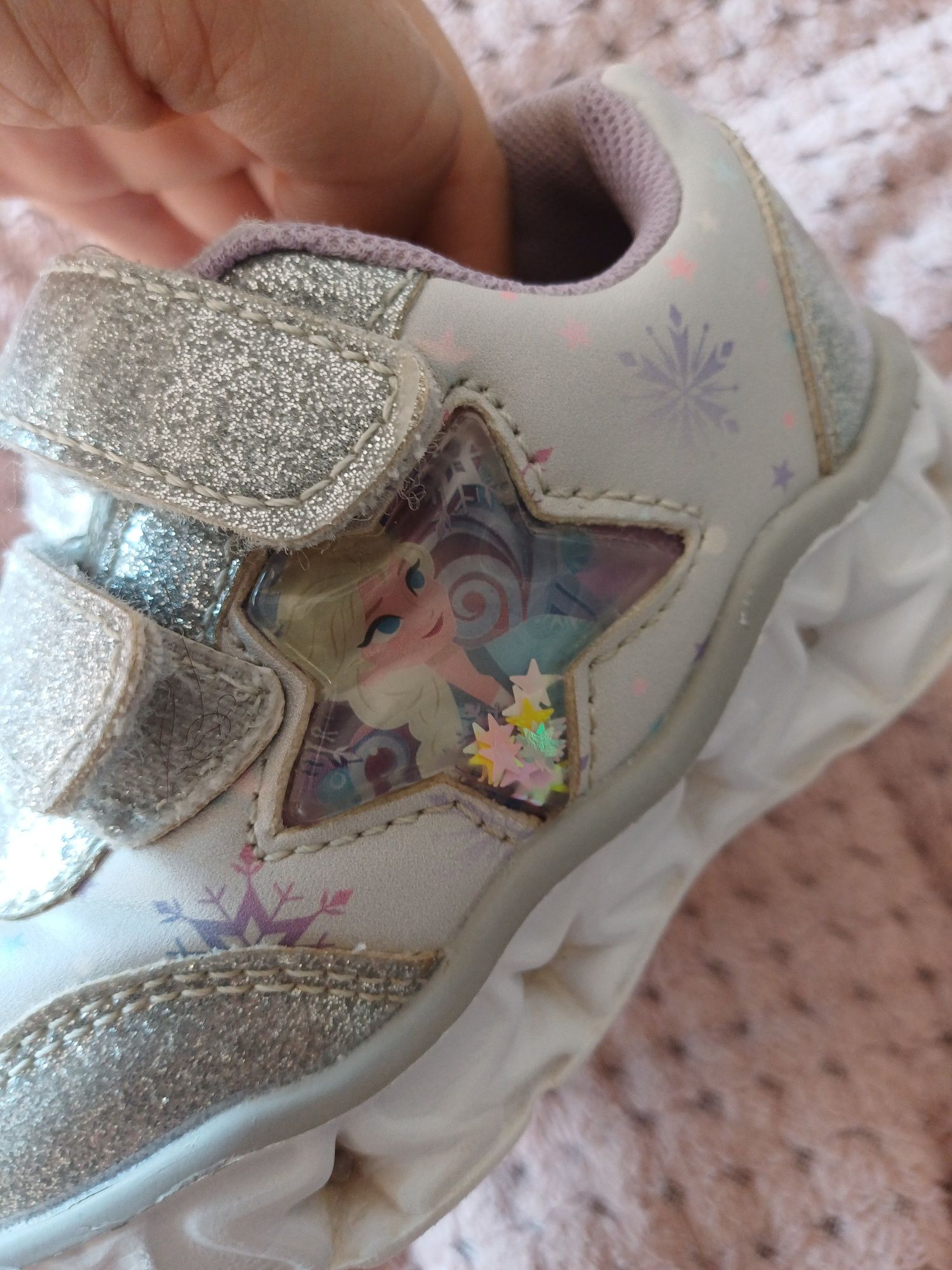 Buty ze świecącą podeszwa ccc 25