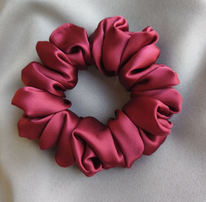 Bordowa Gumka do włosów jedwabna typu scrunchie
