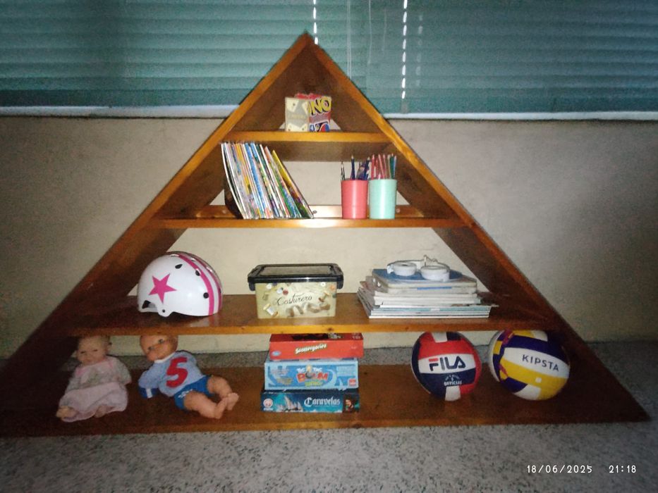 Estante triangular em madeira , em óptimo estado