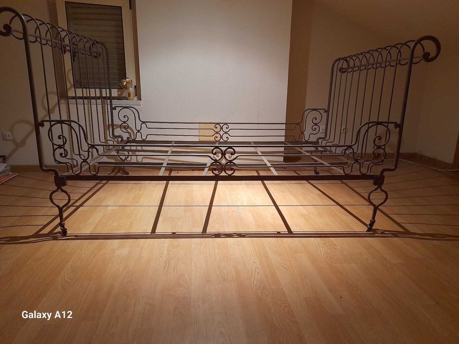 Vendo cama de ferro antiga foi decapada  aplicado primário, bom estado