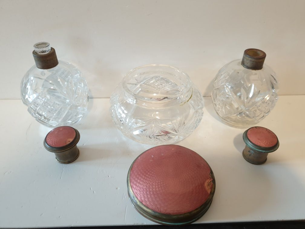 Antigo conjunto de toilette francês em cristal - tampas com guilloche