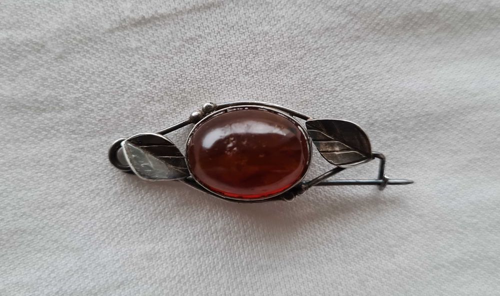 Stara broszka srebrna z bursztynem Vinted polska z patyną listki