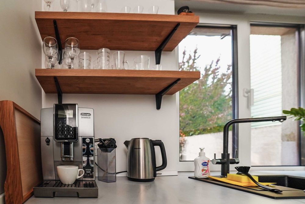 Оренда будинку біля лісу з ванною у спальні, каміном і мангалом.