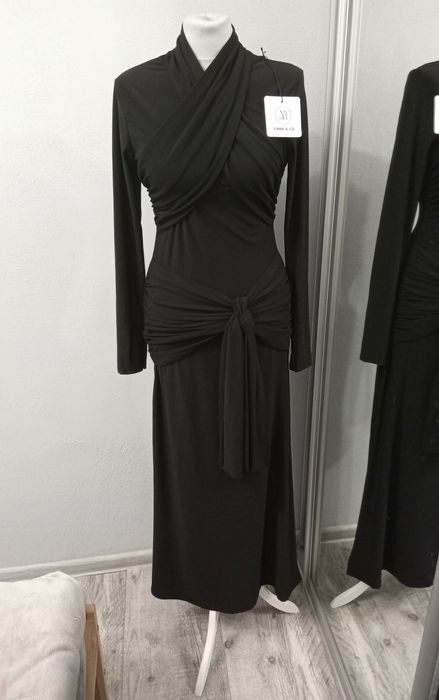 Zjawiskowa sukienka maxi w czarnym kolorze z długim rękawem D117