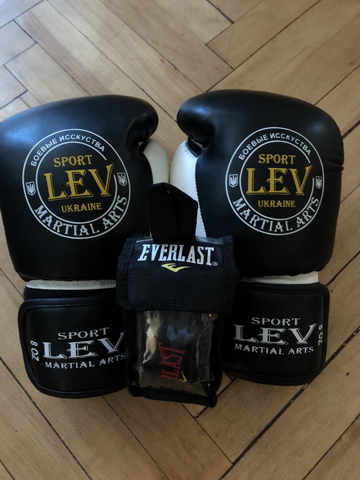 Боксерские перчатки LEV