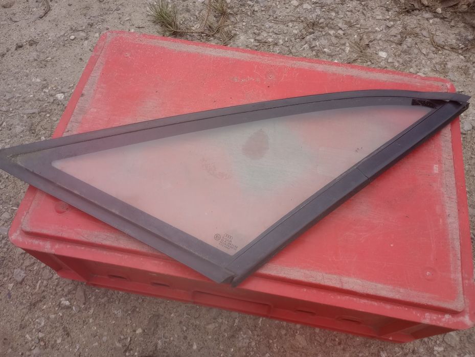 Audi 80 B3 szyba boczna karoseryjna karoserii prawa prawy tył