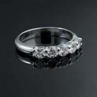 Обручальное кольцо  из белого золота с бриллиантами