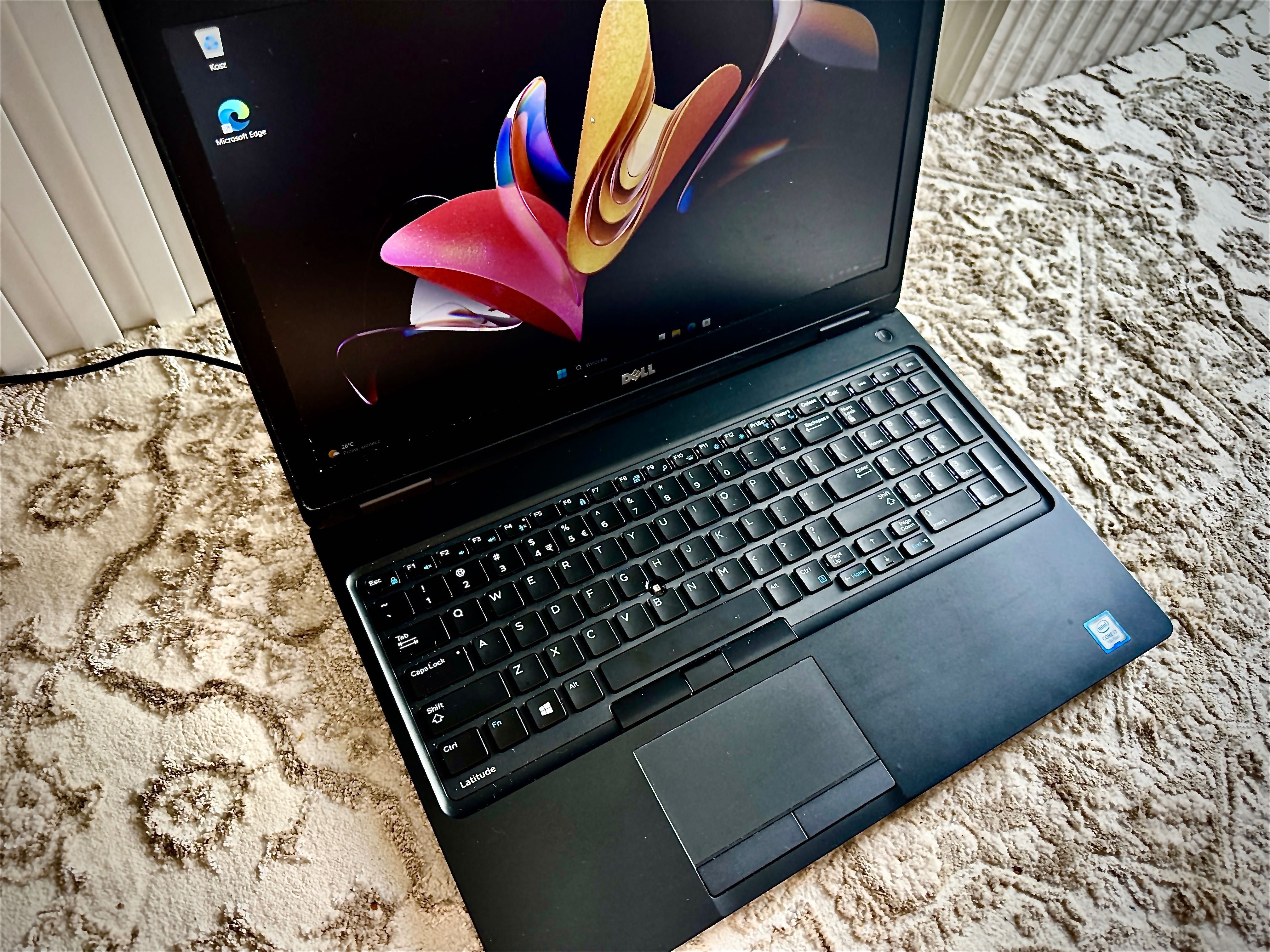 Laptop Dell Core i7 DDR4-8GB Win11 SSD USB-C Podświetl Klawia Notebook