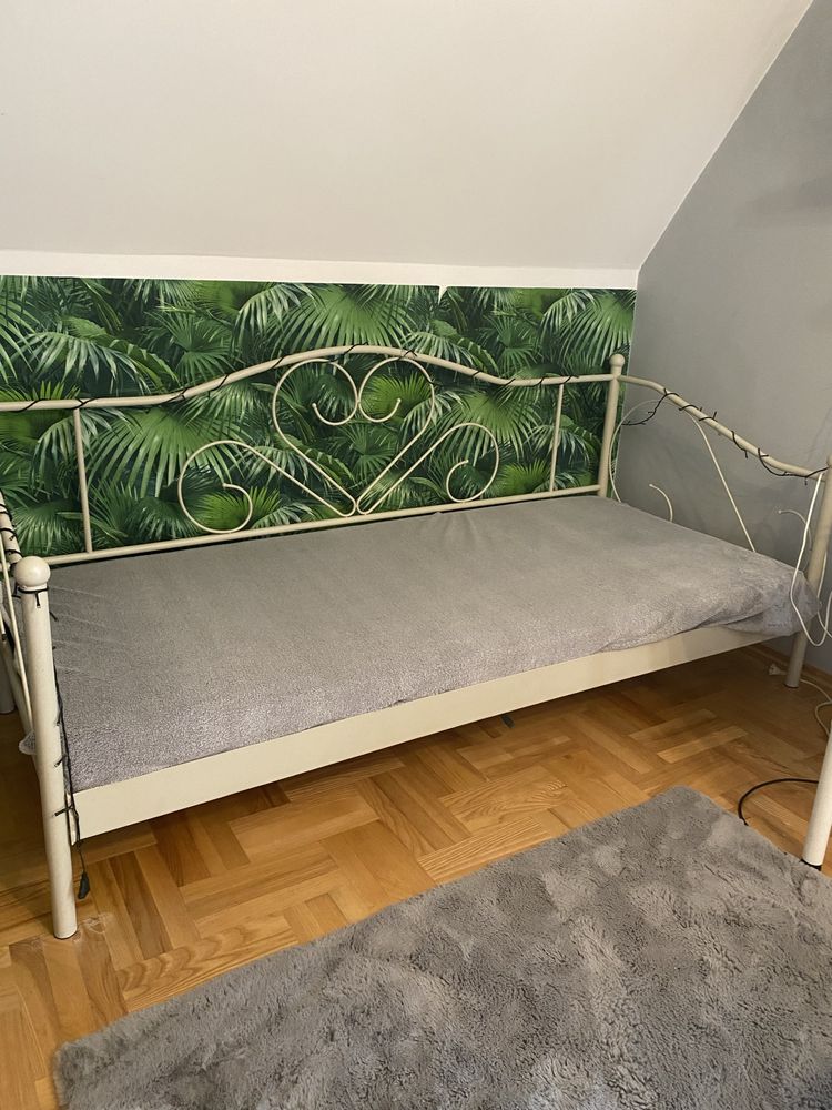 Sprzedam metalowe łóżko z materacem (90/200)
