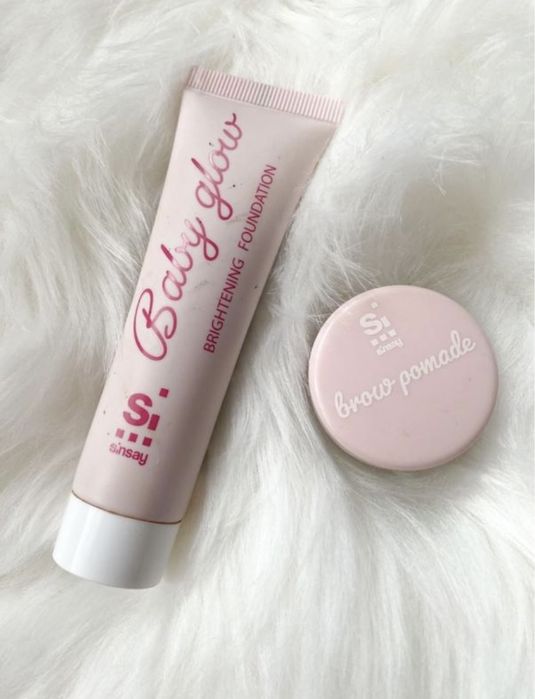 Світла тональна основа та коричнева помадка для брів