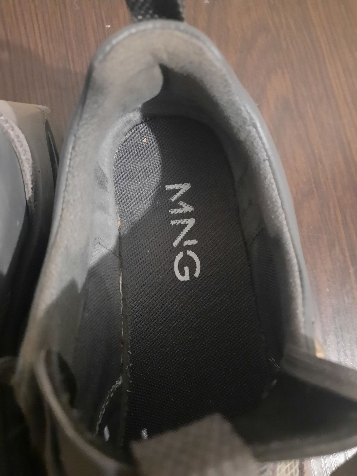 Кросівки фирми MNG