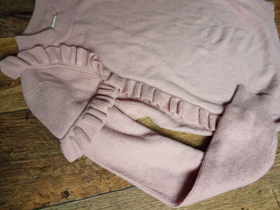 Sweter damski z falbanami