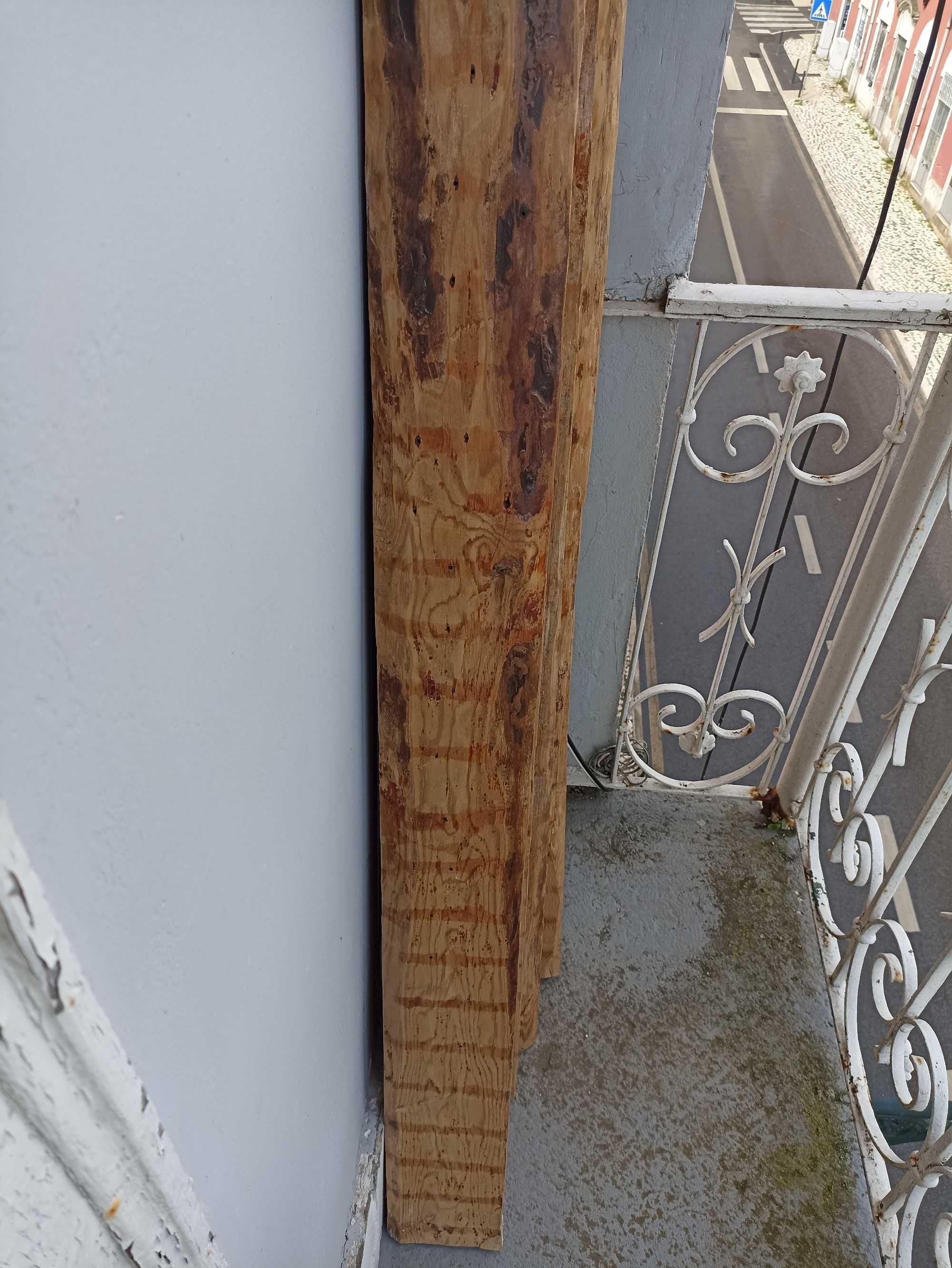 Pranchas de madeira tabique, secas e prontas a usar
