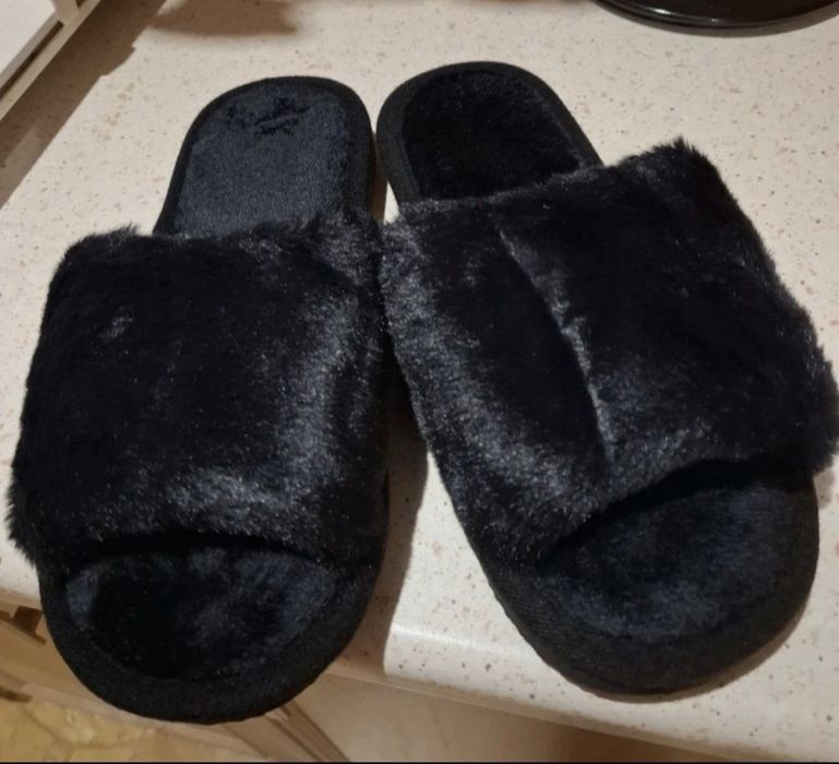 Kapcie futrzane damskie.