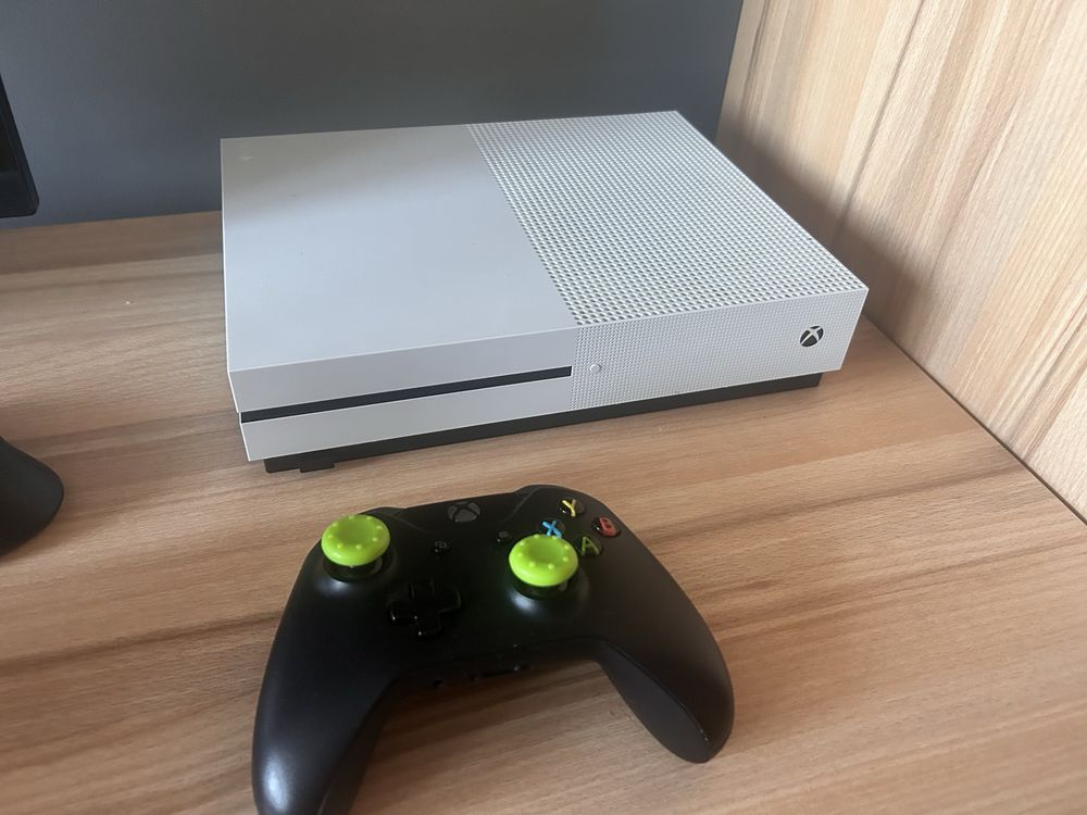 Xbox One S 1 tb z padem