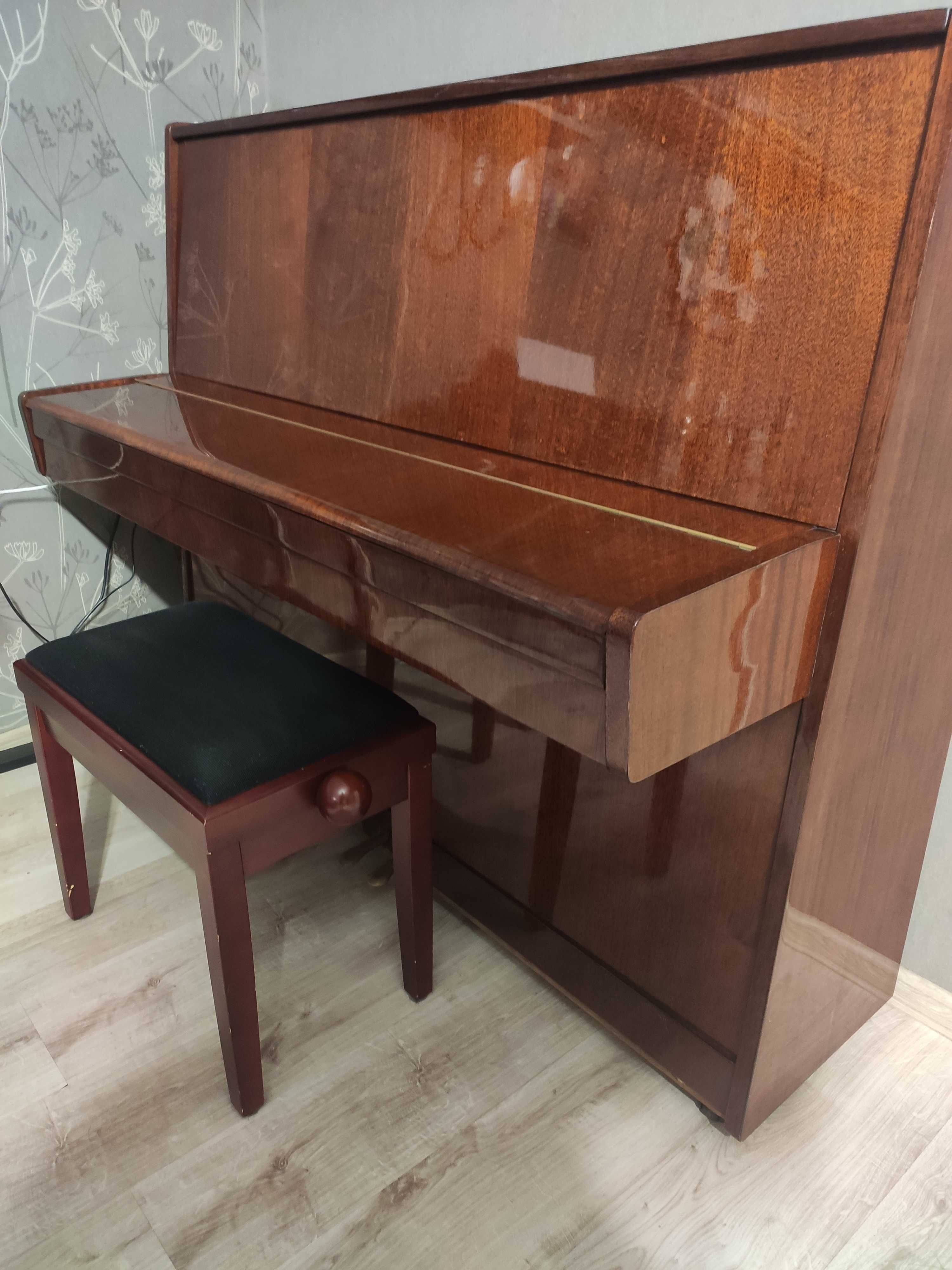 Pianino Belarus - bardzo dobry stan! Ława do pianina gratis.