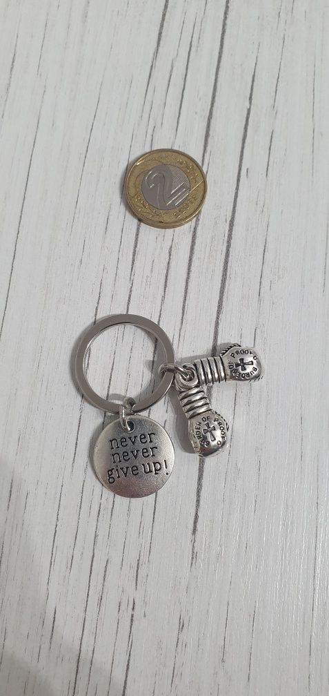 Srebrny bryloczek do kluczy w kształcie rękawic bokserskich.