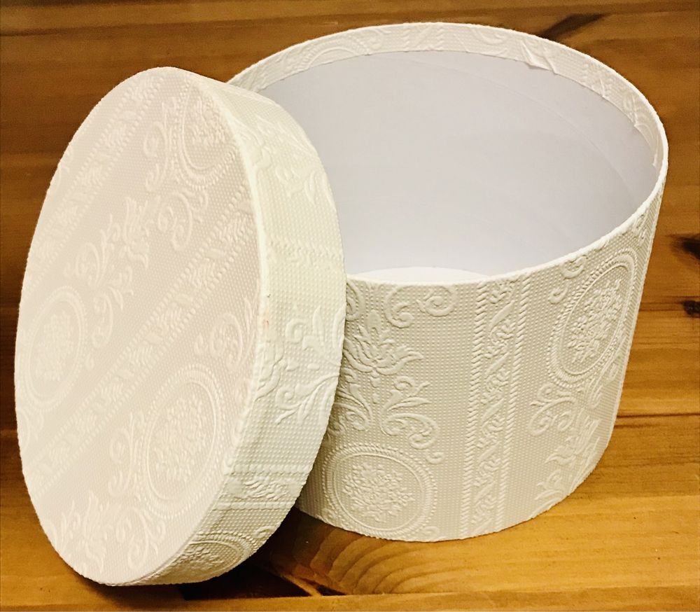 Pudełko kartonowe tłoczone okrągłe ornament białe M
