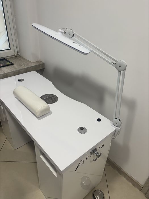 Biurko afinia do manicure z calym osprzetem i 130 hybrydami