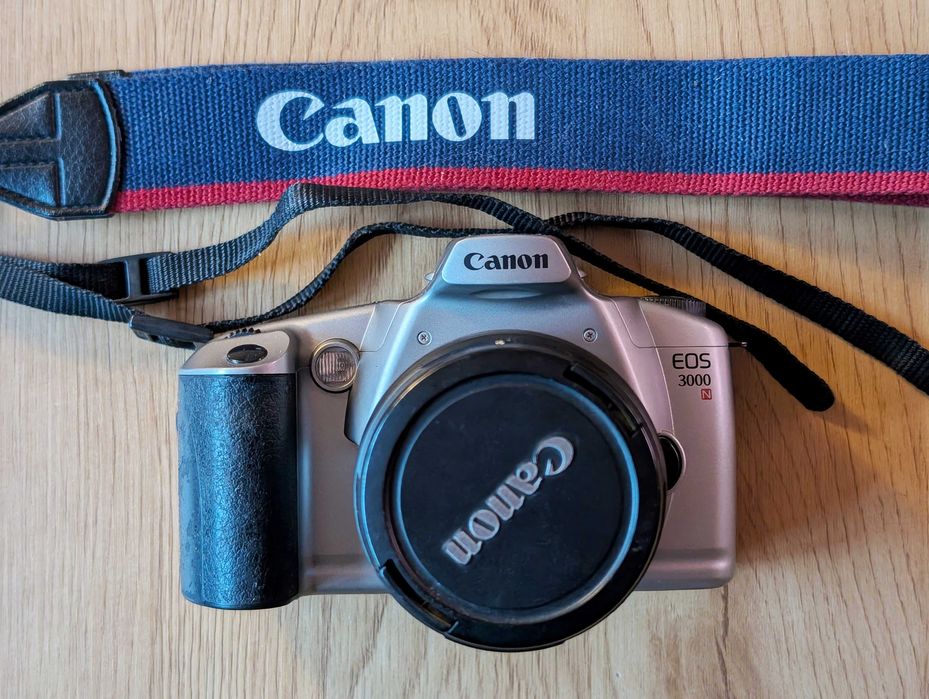 aparat analogowy Canon eos 3000n + obiektyw 28-80 mm + pasek