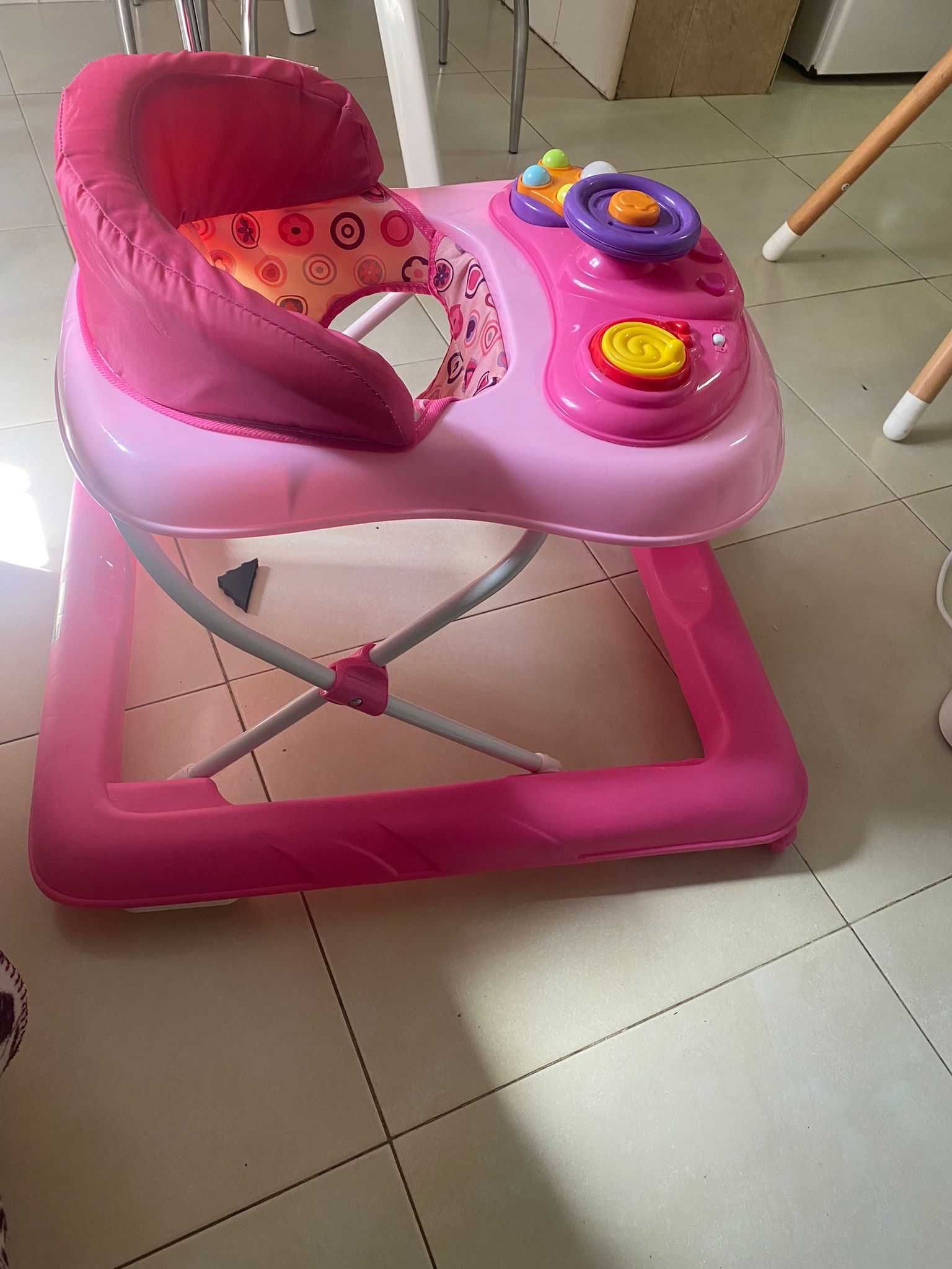 Andador de Bebê Rosa com Volante e Brinquedos - Em Ótimo Estado
