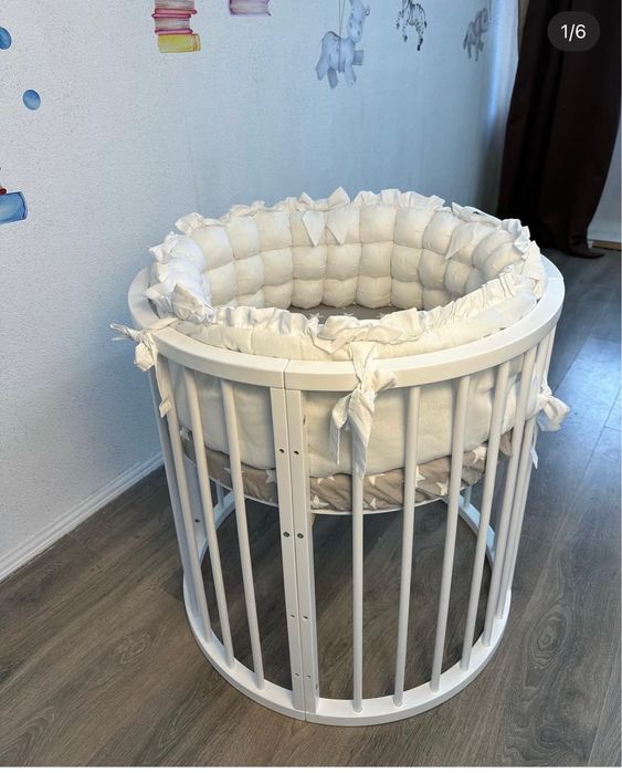 Lożeczko dziecięce owalne, okrągłe stan bardzo dobry z materacami