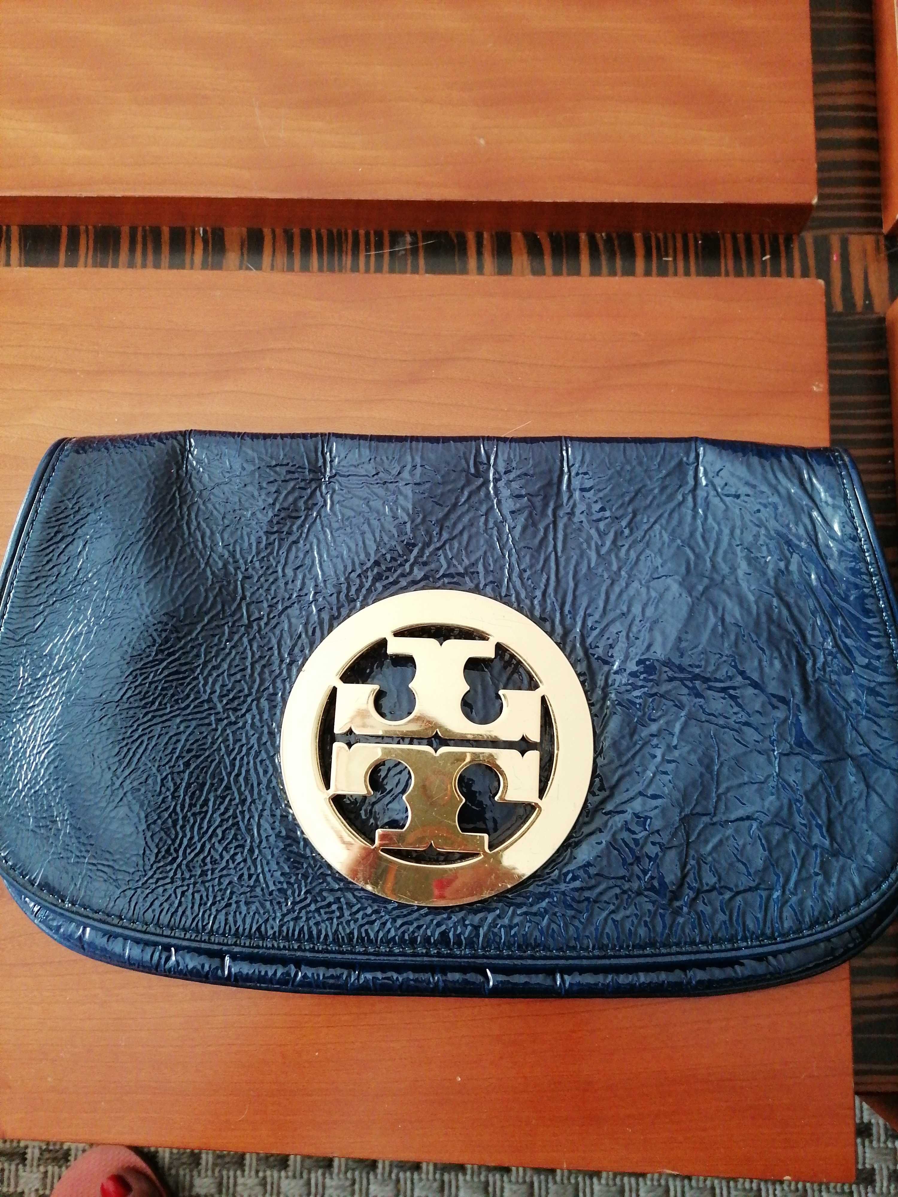 Tory  Burch clutch, azul marinho em couro.