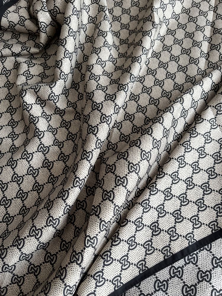 Chusta jedwabna 100% jedwab jak Gucci beżowa czarna wzór 90x90