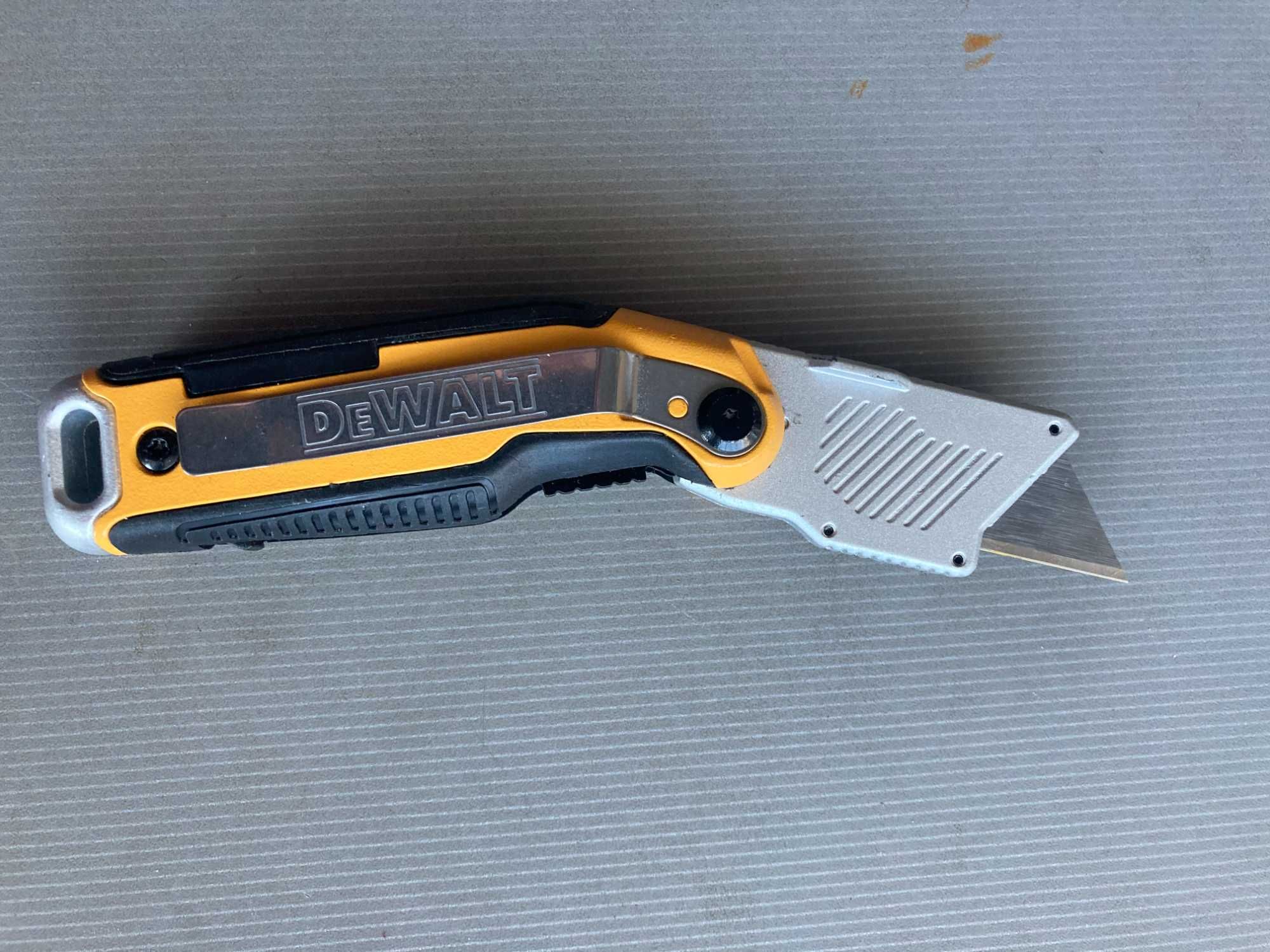 Нож складной с лезвием DeWALT DWHT10429-0