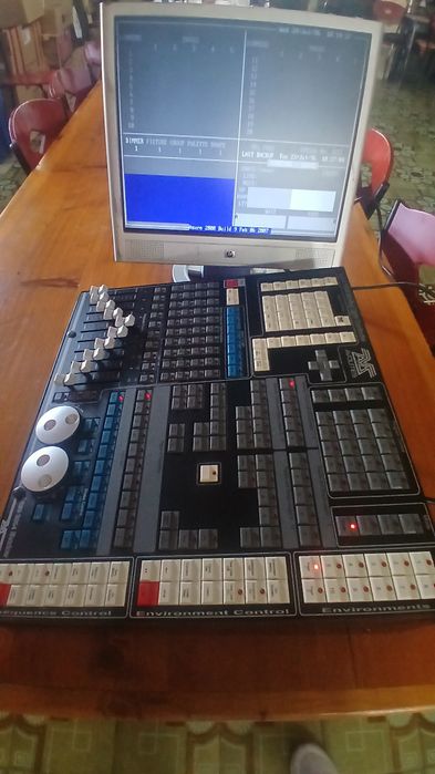 Mesa de luzes DMX Avolites Azure 2004 (original)