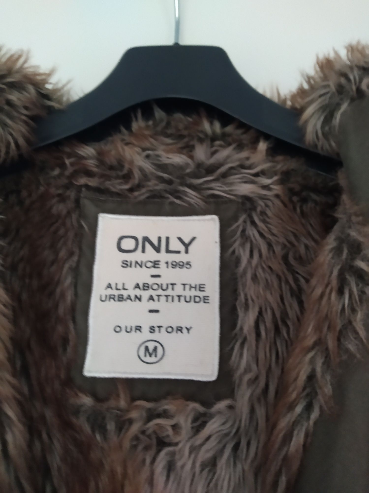 Kurtka parka Only z kapturem w kolorze khaki rozmiar M