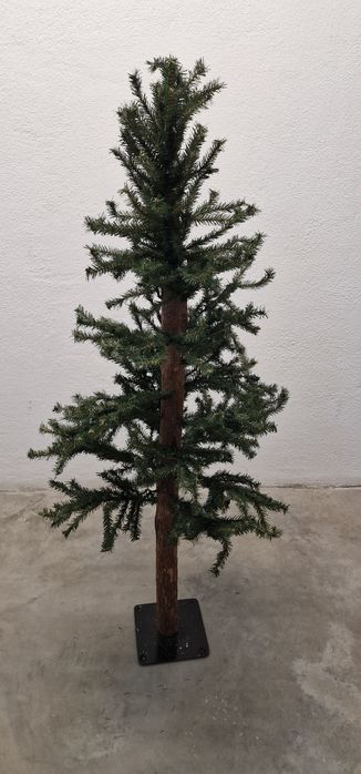 Arvore de Natal com tronco em.madeira