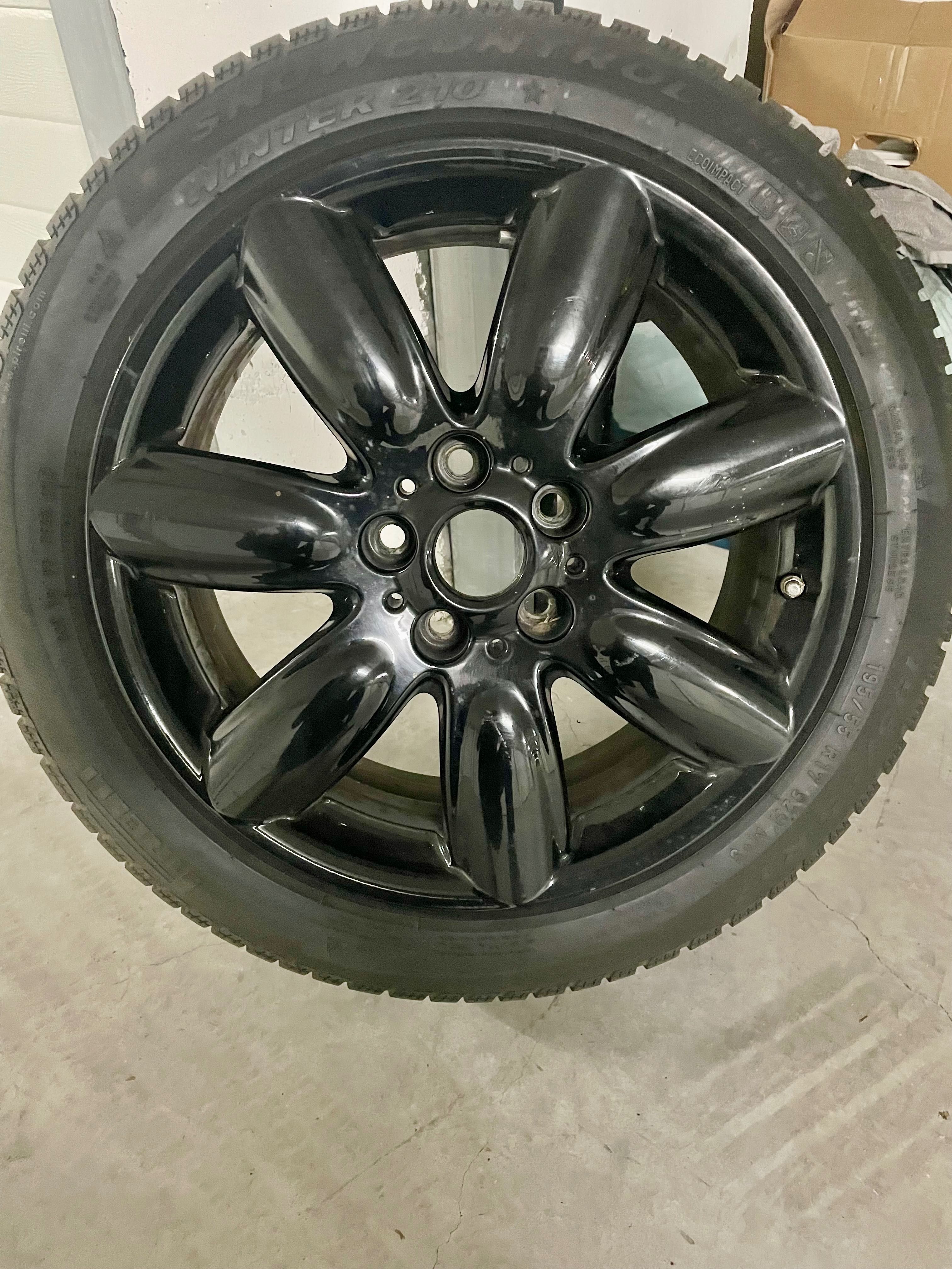 Mini Jantes 17“ cor preta com Pneus Pirelli de inverno (usadas)