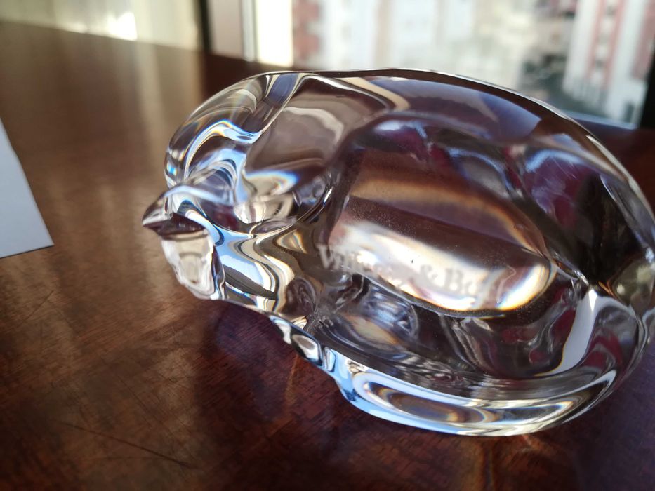 Relógio de mesa , gato e castiçais de cristal