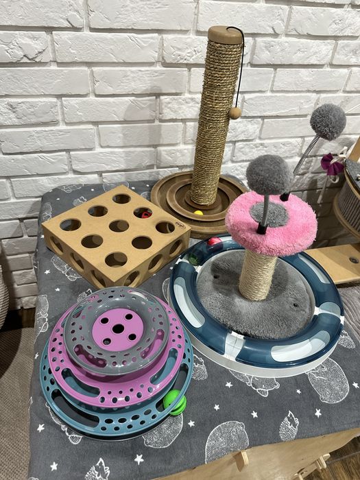 Zestaw zabawek legowisko oraz mata wechowa dla kociaka kota