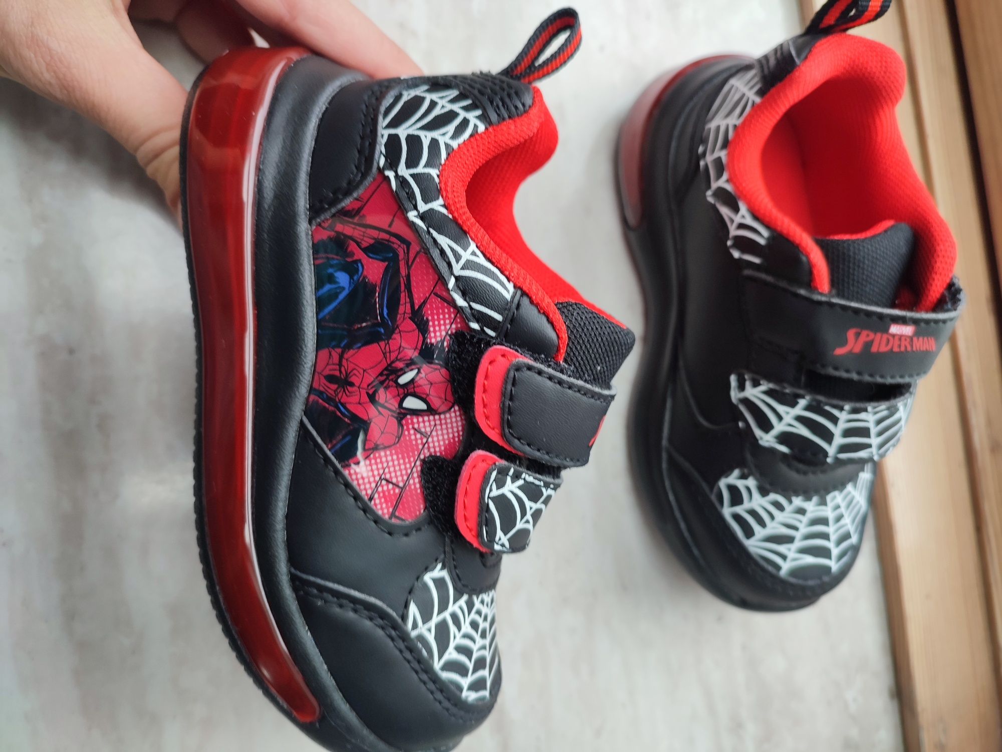 Buty Spiderman rozmiar  23,5 nowe