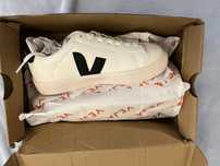 Tenis brancos e pretos Veja