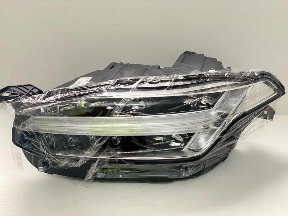 Vendo farol direito e esquerdo para VOLVO XC90 ano 2016 em diante
