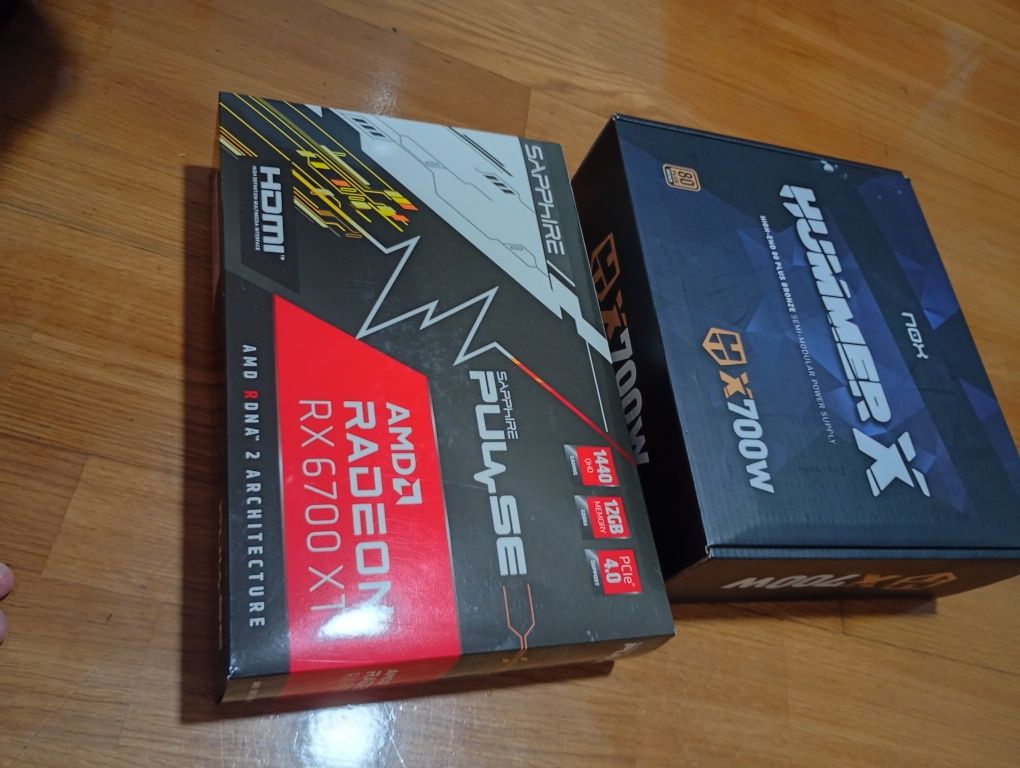 Gráfica RX 6700 XT 16gb + fonte